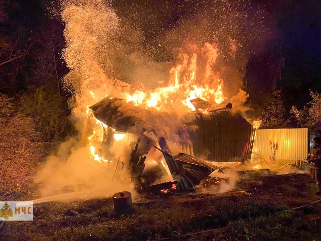 Есть погибший и пострадавший: на Южном Урале огонь уничтожил жилой дом