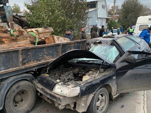 Едва не убило бревном: в Челябинской области пассажир легковушки чудом выжил в ДТП