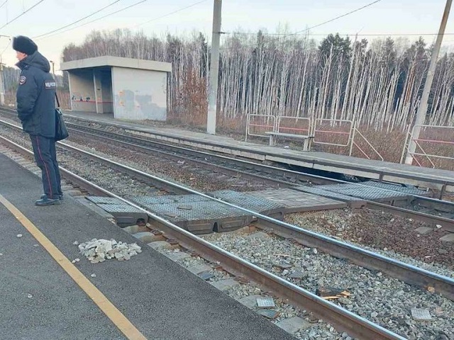 Южноуральские подростки развлекались, кладя камни на рельсы перед поездом