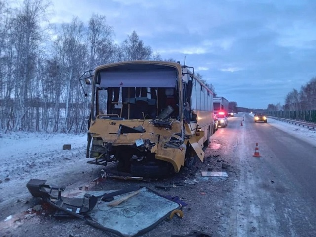 В Челябинской области автобус столкнулся с фурой