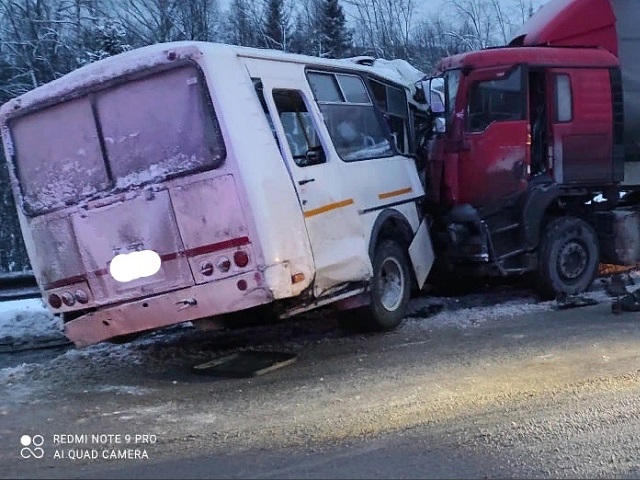 В Челябинской области фура врезалась в автобус с вахтовиками