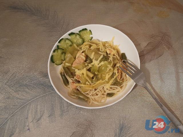 Блюдо дня: спагетти с курицей и кабачковыми слайсами 