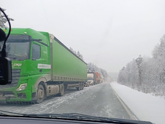 На трассе М5 в Челябинской области образовались многокилометровые пробки