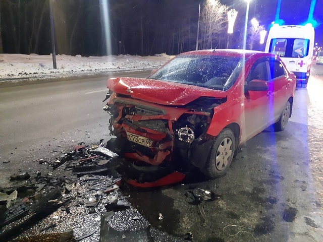 В Челябинске в лобовом ДТП пострадали два водителя
