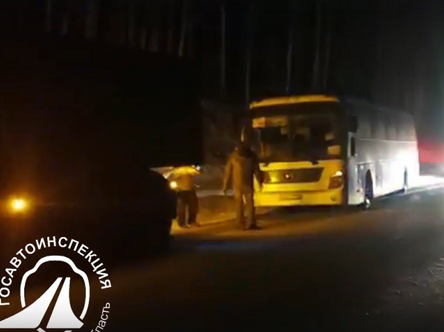 Сотрудники ДПС помогли водителю и пассажирам автобуса «Аша-Челябинск», который сломался на трассе 