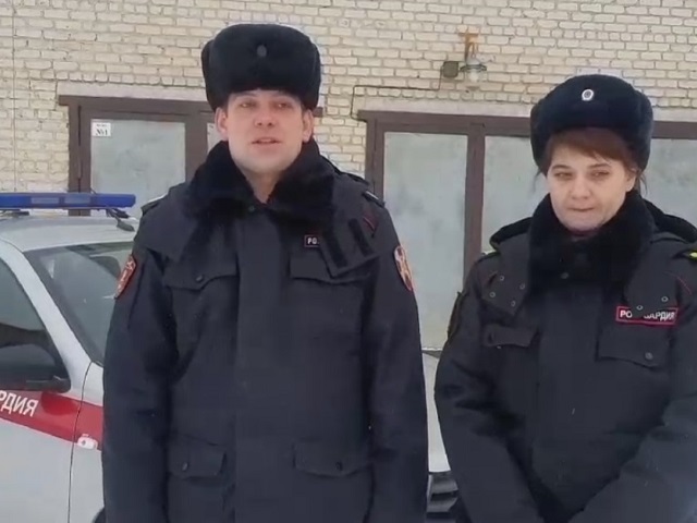 В Челябинской области росгвардейцы помогли замерзающему на трассе водителю 