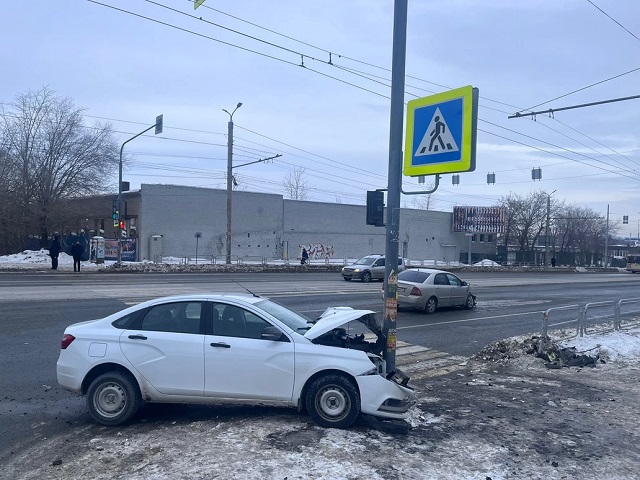 В Челябинске при столкновении двух легковушек пострадала женщина 