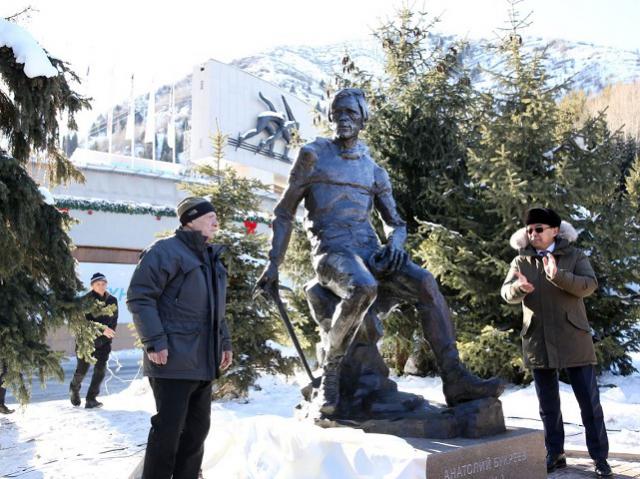 В Алматы появилась скульптура южноуральского альпиниста Анатолия Букреева, покорившего Эверест