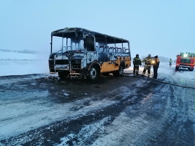 На южноуральской трассе сгорел школьный автобус