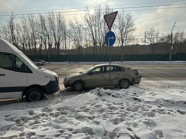 В Челябинске в тройном ДТП пострадала женщина 