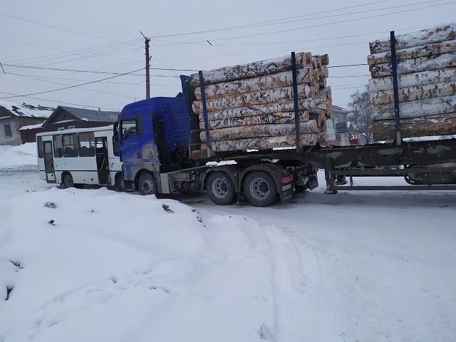 В Челябинской области столкнулись лесовоз и пассажирский автобус 