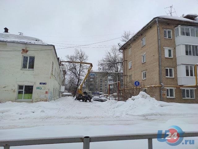 На Южном Урале на мать с ребенком упала глыба снега