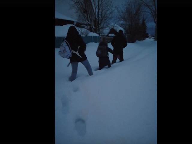 Снега выше колена: ашинцы с трудом выходят из дома
