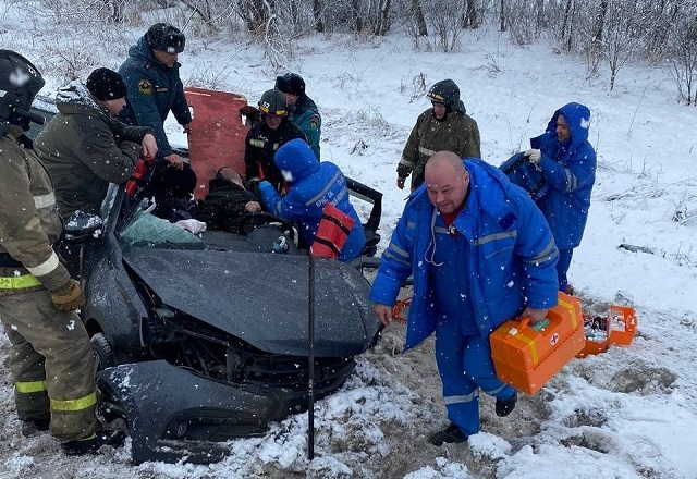 На южноуральской трассе три автомобиля слетели в кювет