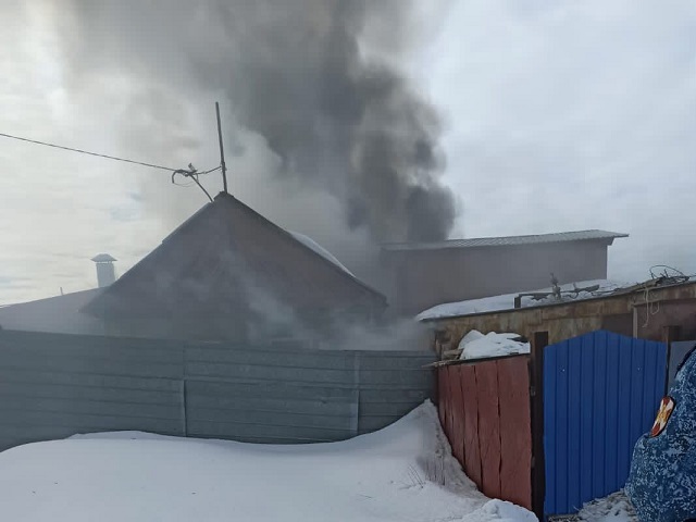 На Южном Урале росгвардейцы спасли семью от пожара