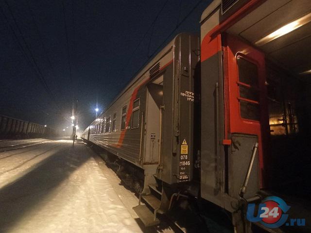 В Челябинске мужчина решил доехать до Кургана, зацепившись за поручни вагона
