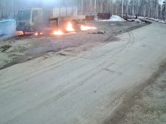 Водитель чудом выжил: в Челябинской области автокран вспыхнул при соприкосновении с ЛЭП