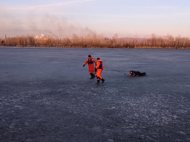В Челябинской области со льдины эвакуировали травмированного мужчину