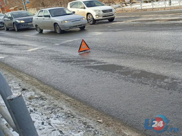 В Челябинской области молодой водитель легковушки погиб, врезавшись в трактор