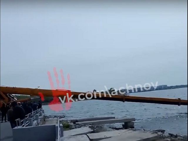 В Челябинске автокран рухнул в озеро Смолино