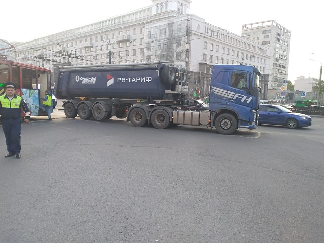 В центре Челябинска в тройном ДТП с грузовиком и трамваем пострадали мужчина и женщина
