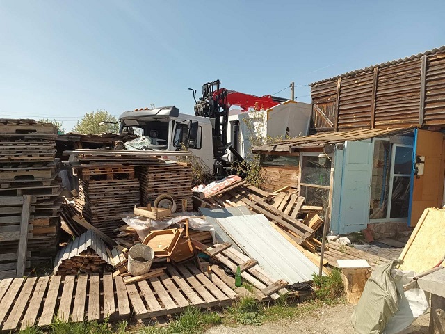 В Челябинской области после ДТП грузовик влетел во двор частного дома