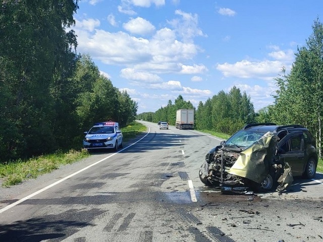 В Челябинской области кроссовер врезался в грузовик на встречной полосе