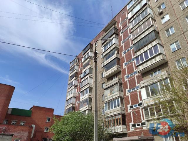 Тело студента нашли под окнами многоэтажки в Челябинской области