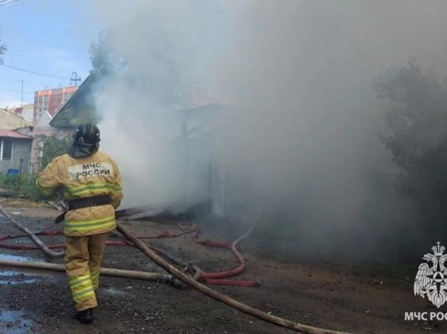 В Челябинске вспыхнул пожар в деревянном доме