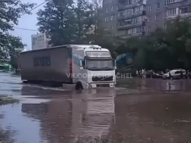 На Южном Урале ливень затопил дороги и торговый центр