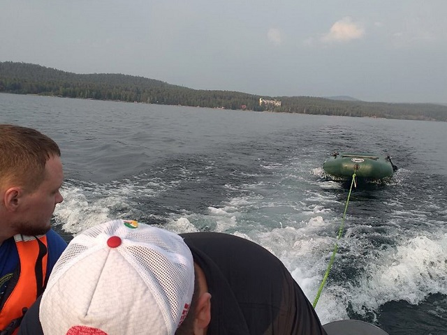 Три туриста на лодке попали в шторм на озере Тургояк