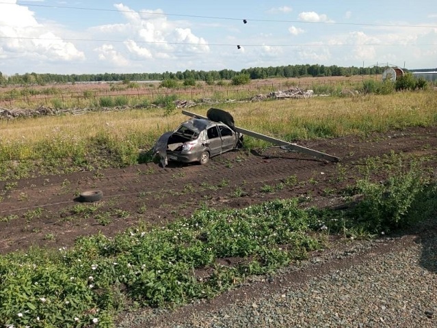 Водитель погиб: на Южном Урале легковушка снесла электроопору