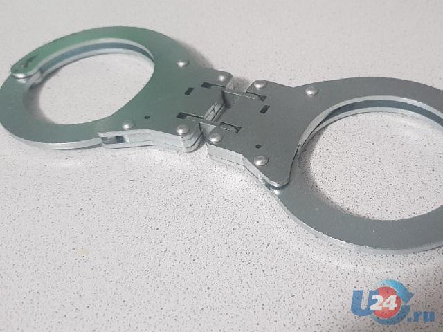 В аэропорту Челябинска буйного пассажира пришлось заковать в наручники
