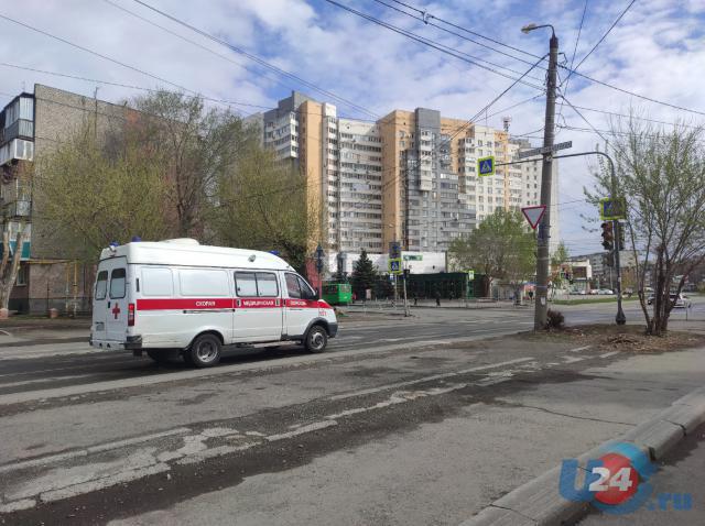В Челябинске столкнулись грузовик и машина скорой помощи