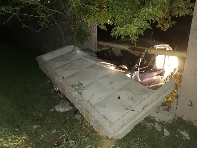 Южноуралец за рулем ВАЗа снес бетонную стену
