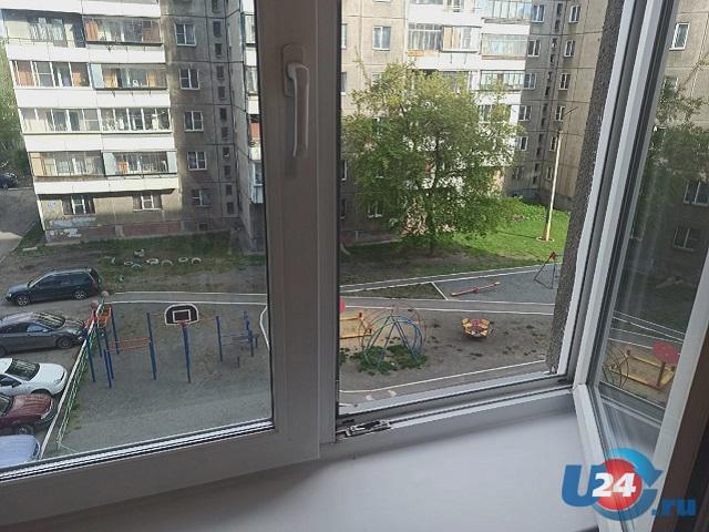 В Челябинске из окна третьего этажа выпала девочка