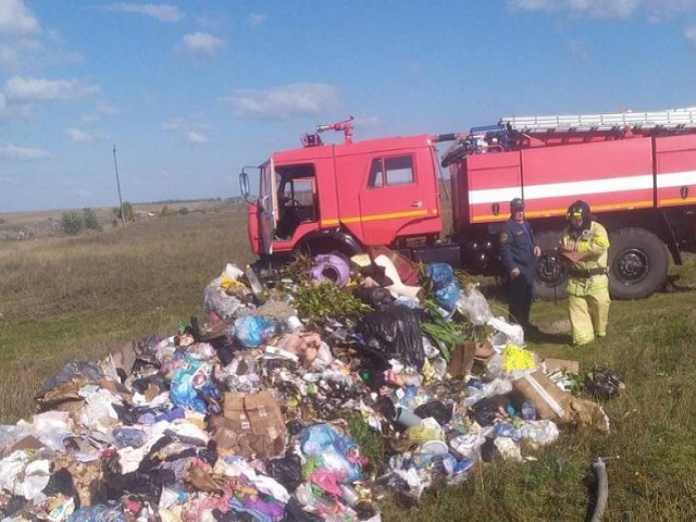 В Челябинской области загорелся мусоровоз