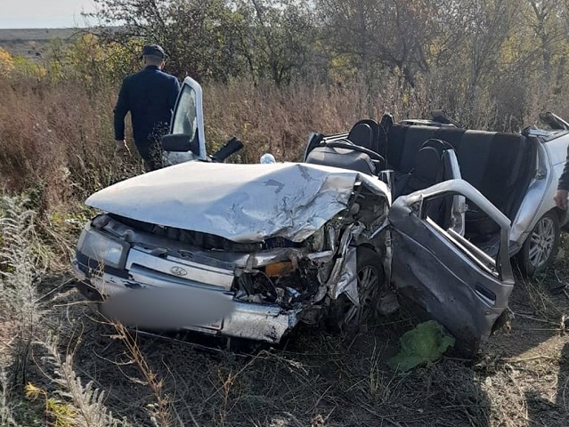 На Южном Урале водитель ВАЗа оказался зажат в машине после столкновения с иномаркой 