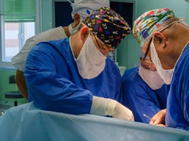 Челябинские хирурги впервые без разрезов удалили ребенку опухоль в печени
