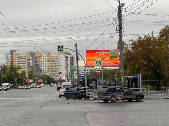 В Челябинске в ДТП у Сада Победы пострадала автомобилистка