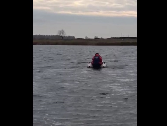 Вмерз в лед и погиб: спасатели достали из озера тело пенсионера, страдающего деменцией