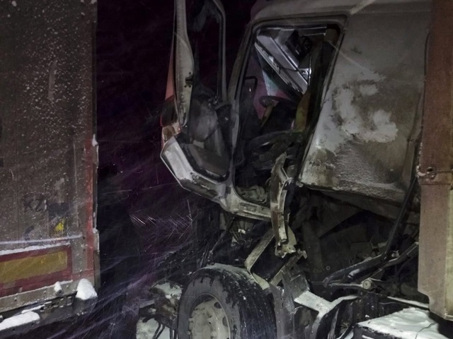 Зажало в кабине: водитель грузовика пострадал при ДТП в Челябинской области