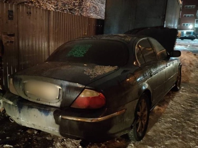 Челябинские полицейские задержали подозреваемого в поджоге автомобиля Jaguar