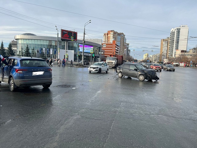 В Челябинске в массовом ДТП пострадал водитель Lada Granta