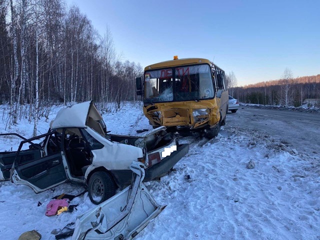 Возбуждено уголовное дело: на Южном Урале в ДТП со школьным автобусом погибли женщина и ребенок