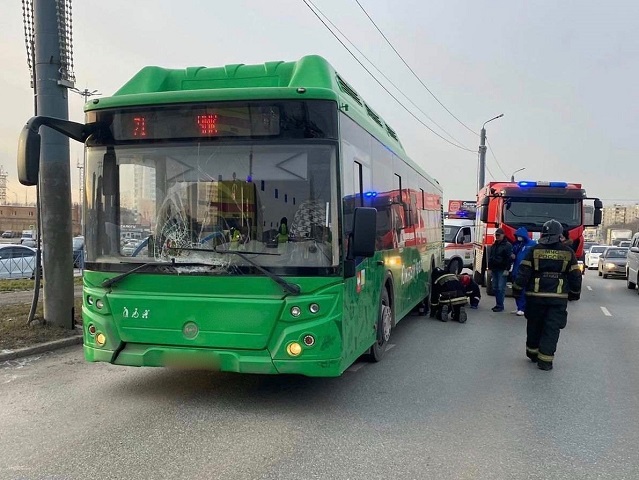 В Челябинске автобус насмерть сбил пешехода, переходившего дорогу в неположенном месте