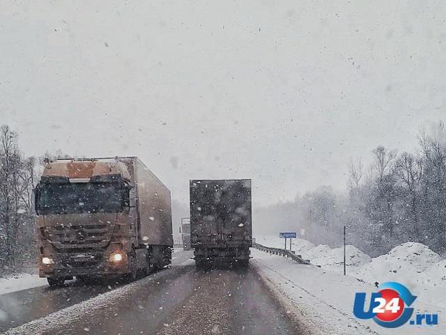 В Челябинской области из-за метели вновь ограничили движение грузовиков