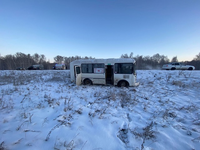 В Челябинской области легковушка и автобус слетели в кювет после столкновения
