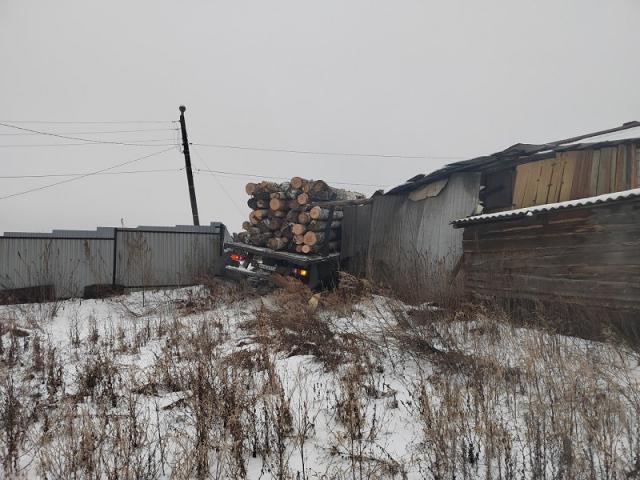 В Челябинской области фура, груженная лесом, протаранила забор дома