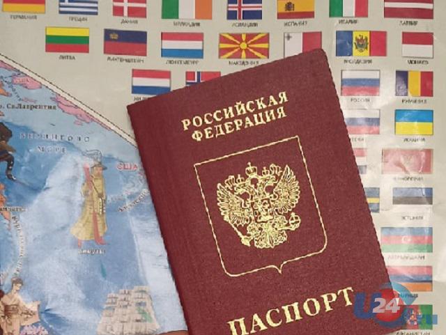 Невыездным россиянам нужно сдавать загранпаспорта
